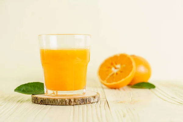 Jugo Naranja Fresco Sobre Fondo Madera Bebida Saludable —  Fotos de Stock