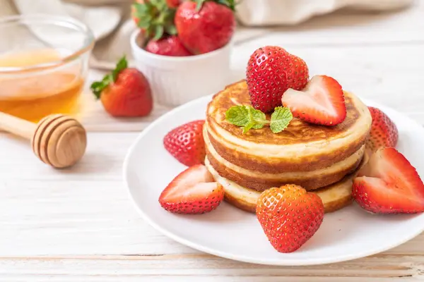 Souffleurpfannkuchen Mit Frischen Erdbeeren — Stockfoto