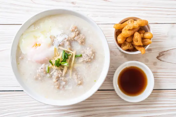 豚ひき肉をボウルに入れた粥 アジアの朝食スタイル — ストック写真