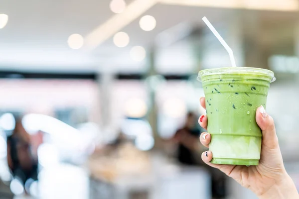 Close Hand Holding Iced Matcha Latte Green Tea Cup — Stock Photo, Image