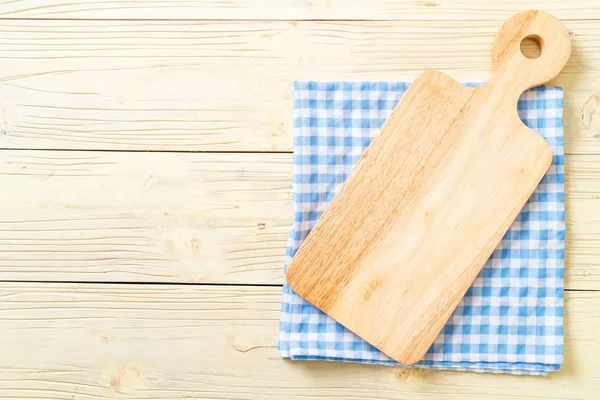 Tagliere Vuoto Legno Con Panno Cucina Sfondo Legno — Foto Stock