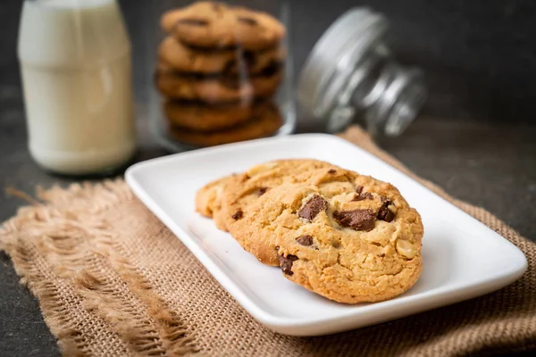 Kekse Mit Schokoladenstücken Auf Holz Hintergrund — Stockfoto