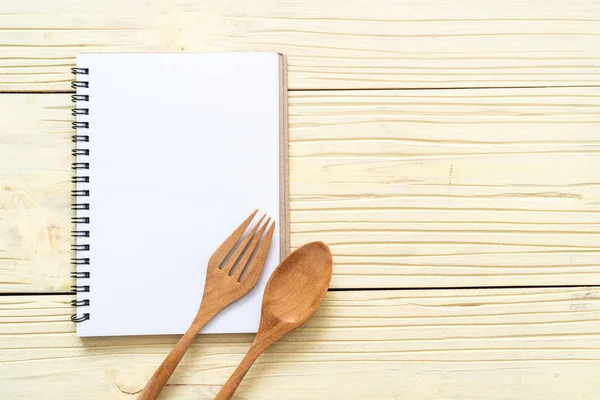 Cuaderno Blanco Para Nota Texto Superficie Madera Cuchara Madera Tenedor — Foto de Stock