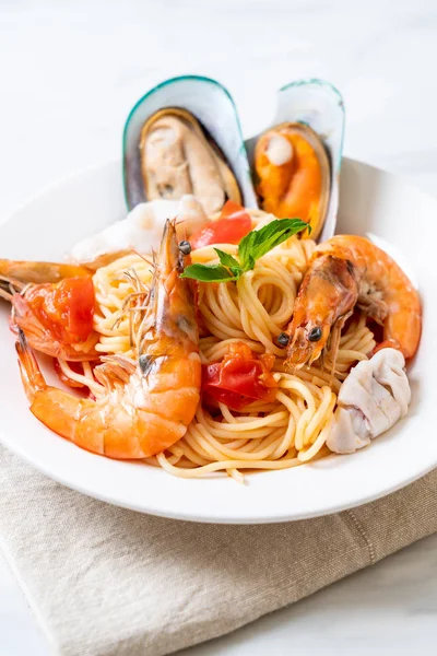 Zeevruchten Pasta Spaghetti Met Kokkels Garnalen Squis Mossel Tomaten Italiaans — Stockfoto