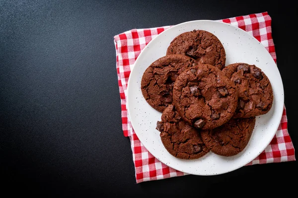 チョコレートチップ入りダークチョコレートクッキー — ストック写真