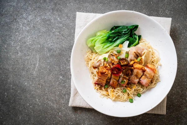 Sopa Fideos Huevo Con Vientre Cerdo Crujiente Wonton Estilo Comida — Foto de Stock