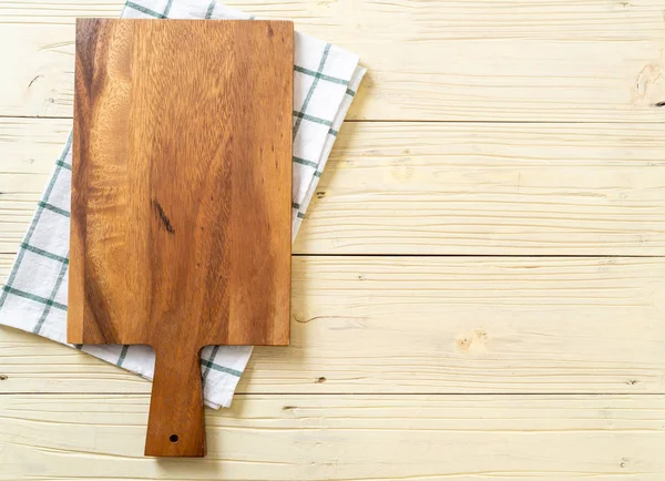 Tagliere Vuoto Legno Con Panno Cucina Sfondo Legno — Foto Stock