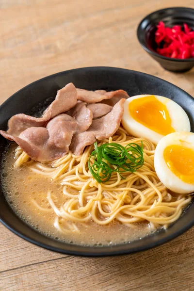 Fideos Tonkotsu Ramen Con Cerdo Huevo Estilo Japonés —  Fotos de Stock