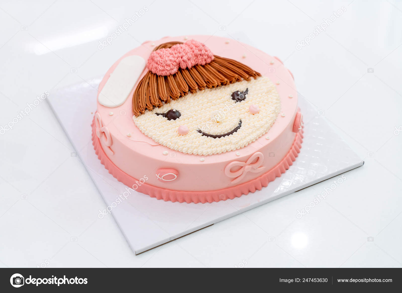 Gateau D Anniversaire Heureux Avec Fille Sur Le Gateau Superieur Photographie Topntp C Gateau D Anniversaire Heureux Avec Fille Sur Le Gateau Superieur Photographie Topntp C