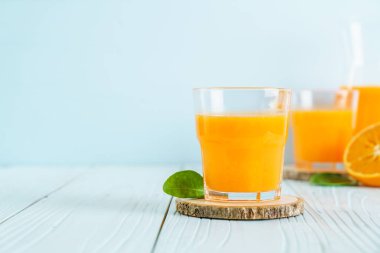Ahşap arka plan üzerinde taze portakal suyu