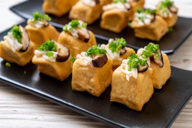 Shitake mantar ve altın iğne mantar ile kızarmış Tofu