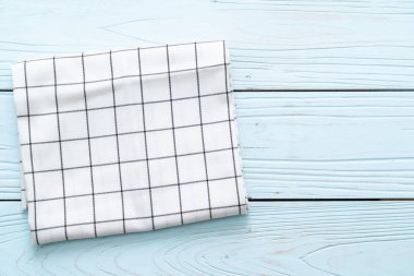 mutfak bezi (peçete) mavi ahşap zemin üzerine