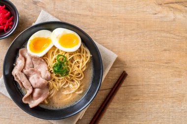 domuz eti ve yumurta ile TONKOTSU ramen erişte