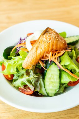 Kızarmış somon salata