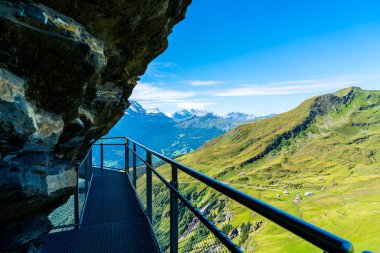 Gökyüzü cliff yürüyüş Grindelwald Swi adlı ilk en yüksek Alpler Dağı'nda
