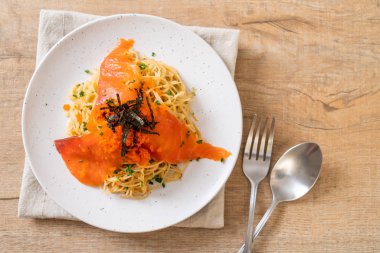 füme somon ve karides yumurta spagetti