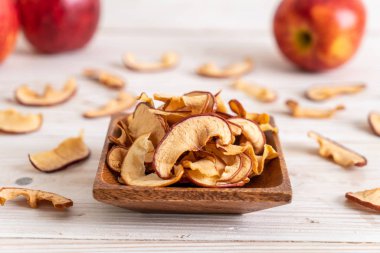 Ev yapımı kurutulmuş organik elma dilimli