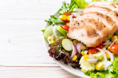 Tavuk göğsü ile sağlıklı salata kasesi 