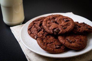 çikolata parçaları ile çikolatalı kurabiye