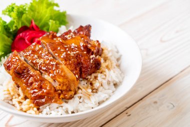 tepesinde pirinç teriyaki soslu ızgara tavuk