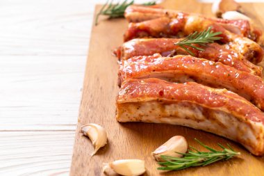 Taze Çiğ domuz kaburga malzemelerle kavurma için hazır