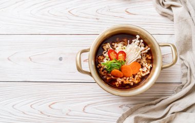 Altın tencerede Kore anlık erişte 