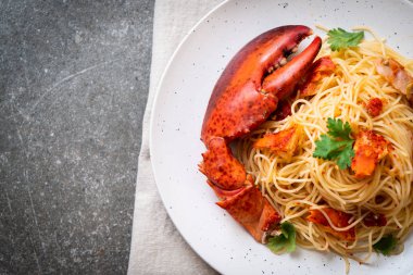 Makarna all'astice veya ıstakoz spagetti