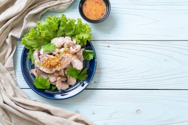 Haşlanmış balık dip sos ile