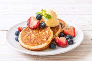 yaban mersini, çilek, bal ve vanilya buz-cr ile gözleme