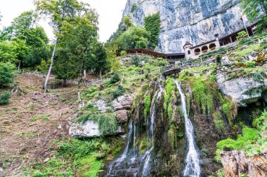 St. Beatus mağara ve şelaleler Thunersee, Sundlauenen, Swi yukarıda