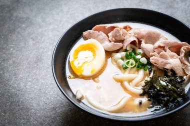 Udon ramen noodle ile domuz çorbası 