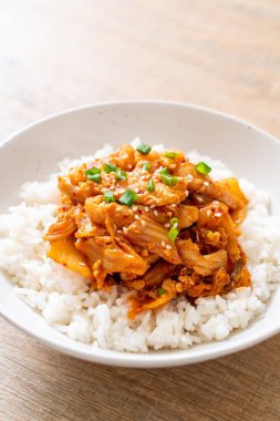 kimchi tepesinde pirinç ile tavada kızartılmış domuz eti 