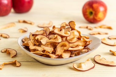 Ev yapımı kurutulmuş organik elma dilimli