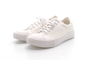 Beyaz arka planda beyaz spor ayakkabılar