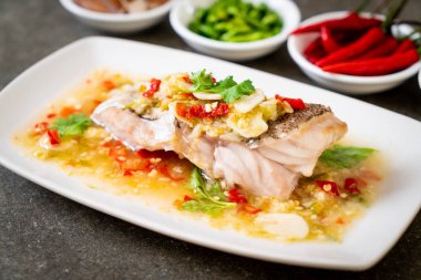 Kireç dressi orfoz balığı fileto Chili Lime Soslu buğulama