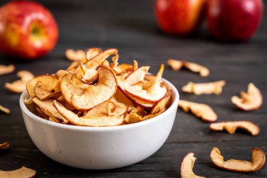 Ev yapımı kurutulmuş organik elma dilimli