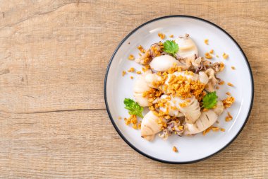 Kızarmış kalamar ve ahtapot sarımsak ile