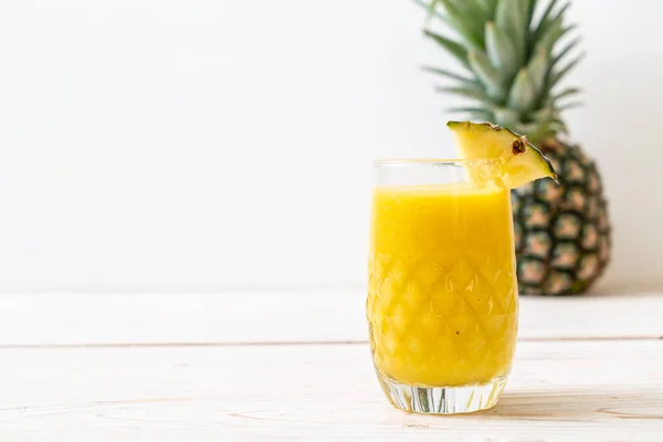 Vaso de batido de piña fresca en la mesa de madera — Foto de Stock