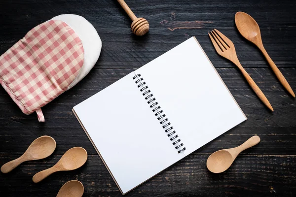 Libreta en blanco para nota de texto en superficie de madera con sapce de copia — Foto de Stock