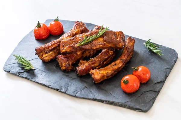 Gegrilde barbecue ribben varkensvlees — Stockfoto