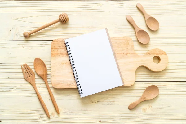 metin Not kopya sapce ile ahşap yüzeyde için boş defter