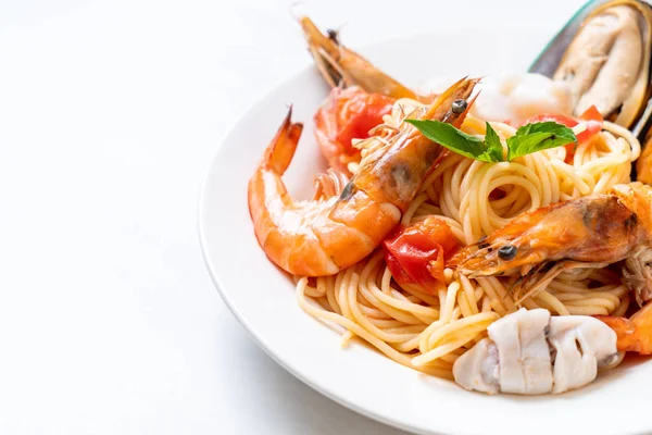 Zeevruchten pasta Spaghetti met kokkels, mosselen, garnalen, Squis en — Stockfoto