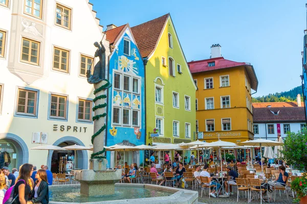 FUSSEN, ALEMANIA - 28 AGO 2018: Café de la calle en el viejo Fussen a — Foto de Stock