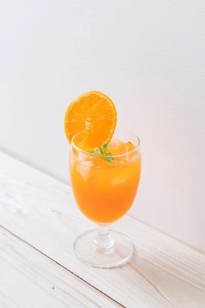 Apelsinjuice med is — Stockfoto