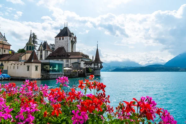 Castillo de Oberhofen con fondo del lago Thun en Suiza —  Fotos de Stock