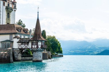 Thun Gölü arka planda İsviçre Oberhofen Kalesi