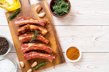 Taze Çiğ domuz kaburga malzemelerle kavurma için hazır