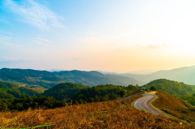 Katman dağ ve yol ile güzel günbatımı gökyüzü