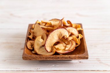 Ev yapımı kurutulmuş organik elma dilimli