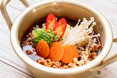 Altın tencerede Kore anlık erişte 